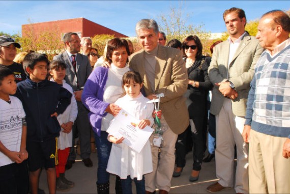 El gobernador visitó la huerta de la escuela Nº 51 del Barrio Eva Perón. La misma corresponde a la primera etapa del Programa Cultivando Nuestra Tierra. 