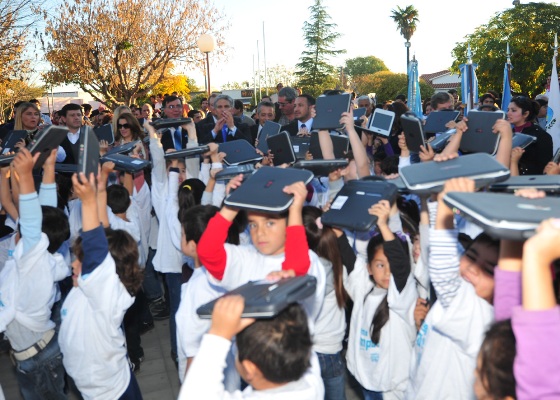 Alumnos de 1º grado de distintas escuela de Santa Rosa, recibieron sus computadoras.
