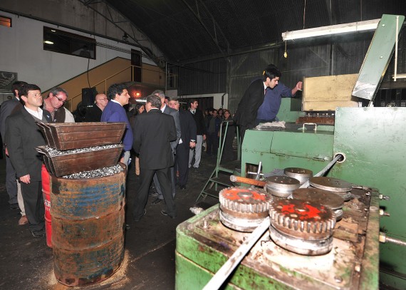 Durante el recorrido la comitiva gubernamental se interiorizó sobre la fabricación de tornillos y bulones.