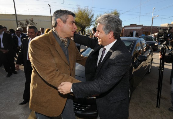 El gobernador de la Provincia, CPN. Claudio Poggi, al momento de arribar  a Paso Grande.