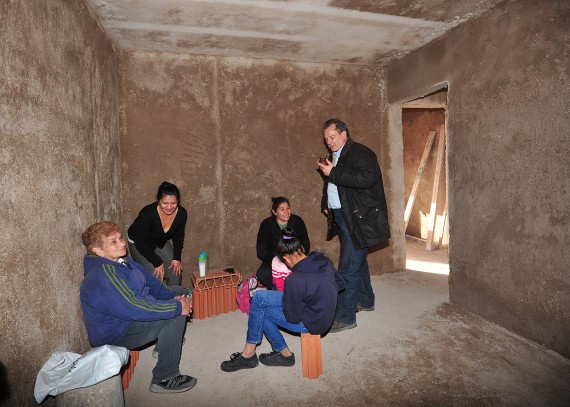 Fotografías que toman los preadjudicados para ir documentando el avance de sus casas y la ilusión familiar.