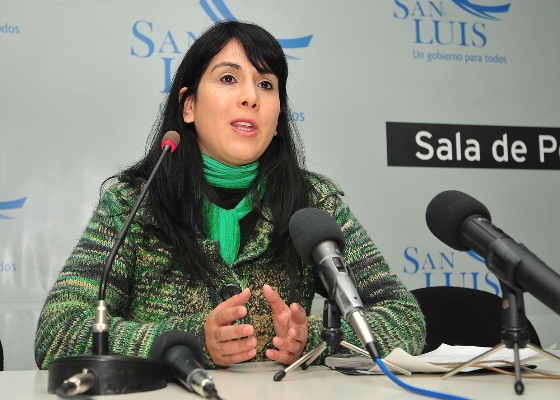 La jefa del Subprograma Mujer y Comunidad, Soledad Salvi, en conferencia de prensa.