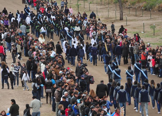 Las escuelas desfilan en La Punta.