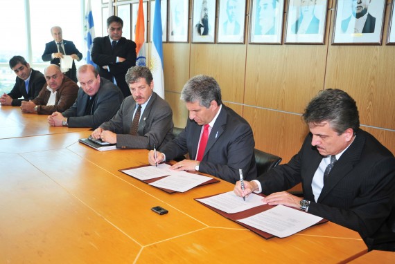 El gobernador de la Provincia, CPN. Claudio Poggi, en la firma de convenios con el cónsul de la India. El gobernador de la Provincia, CPN. Claudio Poggi, en la firma de convenios con el cónsul de la India.