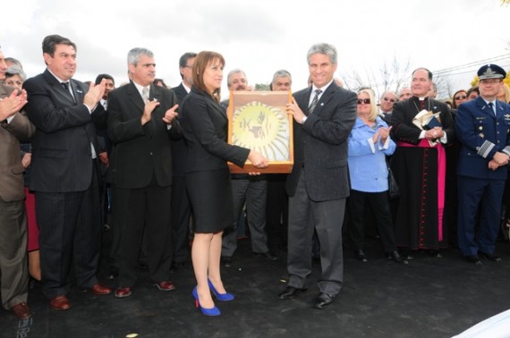 El gobernador de San Luis, CPN. Claudio Poggi, junto a la intendenta de Renca, María Ester Farina, en el acto realizado en Renca.