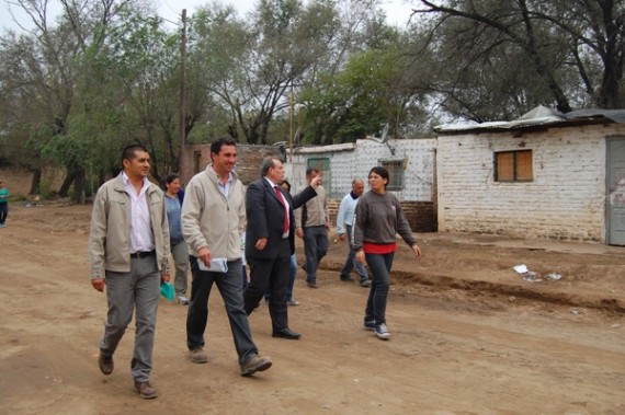 El ministro de la Vivienda, Eduardo D’Onofrio, recorrió el barrio Güemes en vísperas de las obras de refacciones.