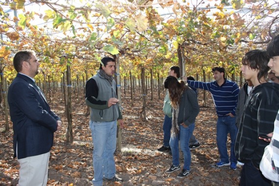 Alumnos, docentes y directivos del Colegio Nº 2 ‘Irene Martínez de Hoz de Campos’, de la localidad bonaerense de Miramar, visitaron las instalaciones del predio demostrativo frutihortícola ‘Sol Puntano’