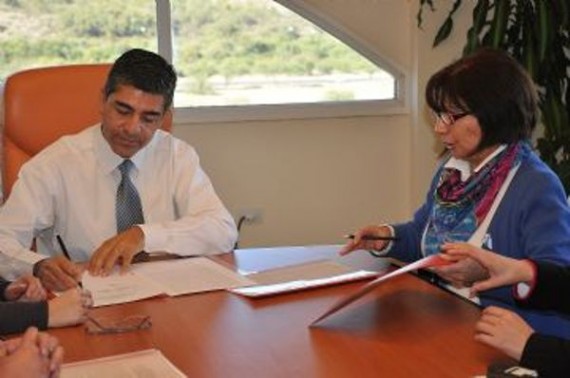 El rector de la ULP, Alejandro Munizaga, y la jefa del Ente Control de Rutas, Beatriz Alagia, en el momento de la rúbrica del acuerdo.