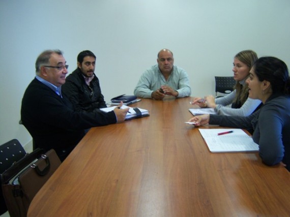 El quipo de técnicos del Área Residuos Sólidos Urbanos y Especiales del Ministerio de Medio Ambiente se reunió con el intendente de Nogolí, Gustavo Melián.