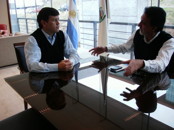 El ministro de Relaciones Institucionales y Seguridad, Eduardo Mones Ruiz, junto al  intendente del Municipio de Concarán, Facundo Domínguez.