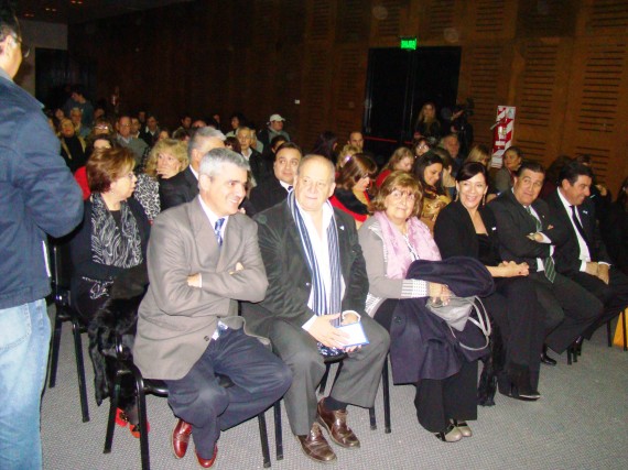 El vicegobernador de la Provincia, Jorge Díaz, junto a autoridades municipales y provinciales en la presentación de la Orquesta Juvenil del Congreso Nacional.