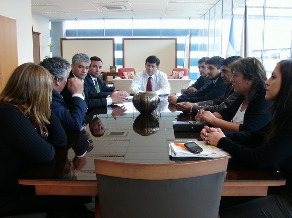 Los intendentes comisionados en reunión con el ministro de Relaciones Institucionales y Seguridad, Eduardo Mones Ruiz. 