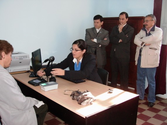 Una habitante de Juan Llerena realizando el trámite para el nuevo documento.