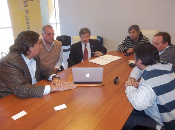 El ministro, Walter Padula, junto a los empresarios interesados en instalar una fábrica de reciclaje de PET.