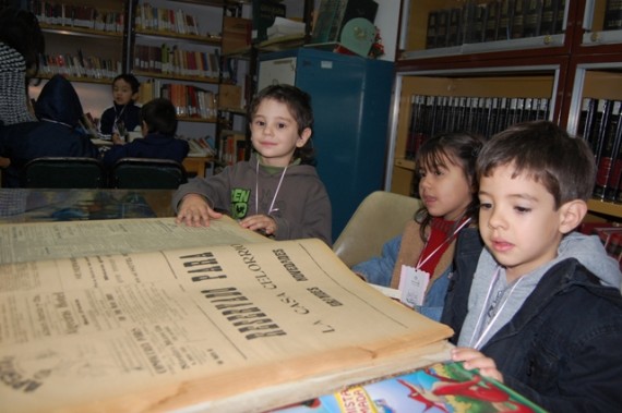 Durante la recorrida, los chicos pudieron leer cuentos y aprender sobre la historia del lugar.
