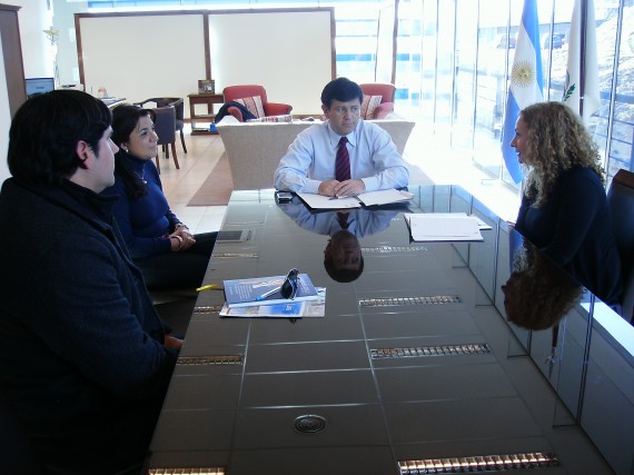 El ministro de Relaciones Institucionales y seguridad, Eduardo Mones Ruiz en reunion con los representantes del Sindicato Luz y Fuerza.
