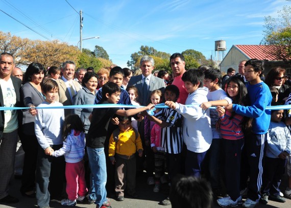 El Gobernador de la Provincia inaugura las nuevas obras junto a funcionarios y vecinos.