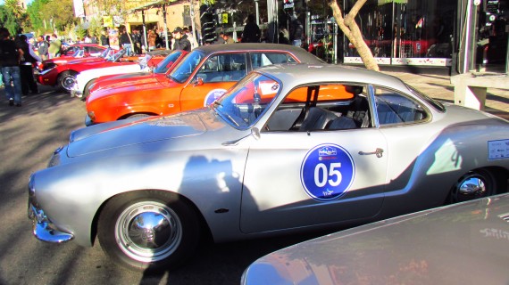 Autos antiguos de diversas marcas forman parte de este evento deportivo.