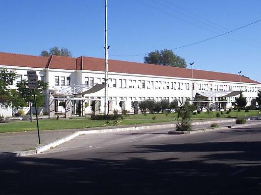 La secretaria Privada del ministerio de Salud, Nora Villalba, visitó este martes el Hospital San Luis para verificar el estado higiénico de los baños públicos.