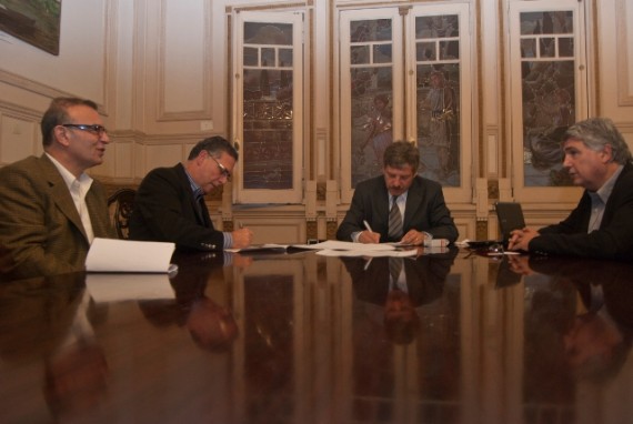 El ministro de Industria, y presidente de la ZAL, Walter Padula, firmó un contrato con directivos de la empresa Ribeiro.