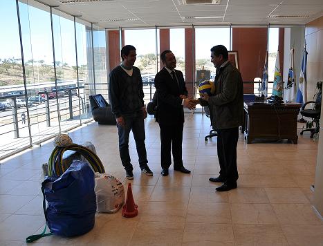 La entrega del material deportivo se realizó en el despacho del Ministro de Educación. En la imagen: El ministro Marcelo Sosa, junto al Regente, Gabriel Cuello, del Nivel Secundario de la Escuela Nº 176 “Nélida Esther Pérez de Ferrer”, y al jefe del Subprograma Deporte Escolar, Lucas Godoy.