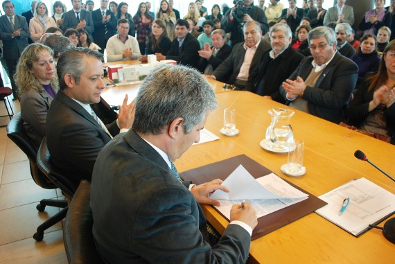 El Gobernador firmó  17 convenios en el marco del Acuerdo Quinquenal del Bicentenario Provincia – Municipios 