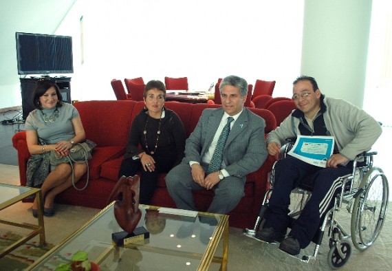 El gobernador de San Luis, CPN. Claudio Poggi, acompañado por su esposa, entregaron aportes a Sergio Gustavo Barrera y María José Macharelli 