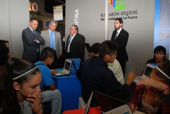 Claudio Poggi, visitó también el stand de la Universidad de La Punta