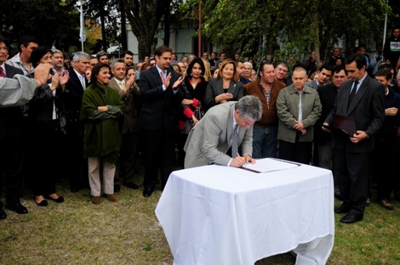 El gobernador de la provincia, CPN. Claudio Poggi, en la firma de decretos en La Florida.