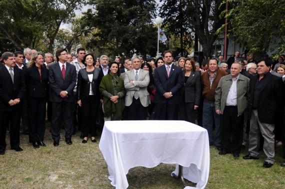 Claudio Poggi junto a funcionarios en la presentación del colosal proyecto turístico e inmobiliario.