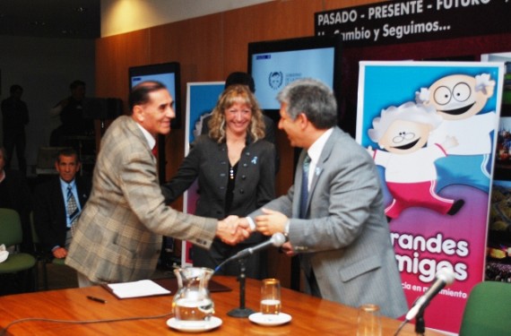 El Gobernador saluda a un representante de un Centro de Jubilados. A su lado, la ministra de Deportes, María Celia Sánchez.