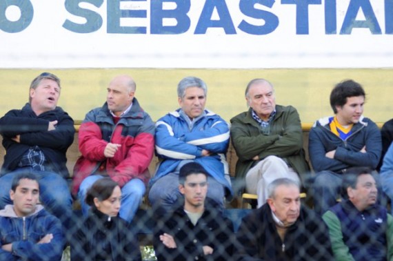 Entre tiempo: El Gobernador estuvo nuevamente en la tribuna apoyando al club del Bajo.