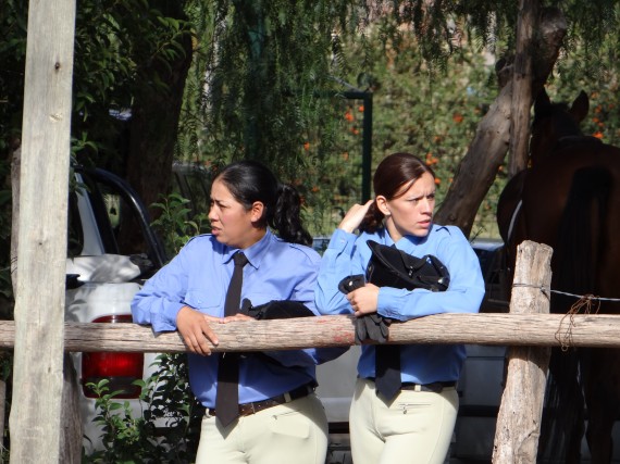 Fernanda Villegas y Erica Vega minutos  antes de reconocer pista y obtener sus cucardas. 