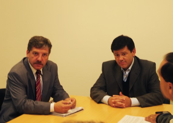 El ministro  de Industria, Comercio, Minería y Transporte, Walter Padula, junto al ministro de Relaciones Institucionales y Seguridad, Eduardo Mones Ruiz 