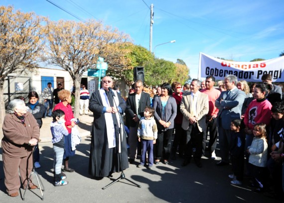 El sacerdote procedió a dar su bendición en el momento de la inauguración.