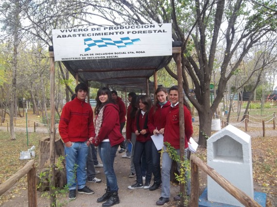 Los alumnoss de 5° año del Instituto Paula Albarracín visitaron el Vivero de Producción y Abastecimiento Forestal de Santa Rosa del Conlara.