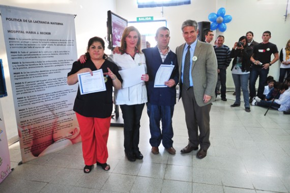 El primer mandatario junto al equipo que trabaja en el hospital ‘María Juliana Becker’ mostrando certificación otorgada por la Organización Mundial de la Salud, UNICEF y los ministerios de Salud de la Nación y de San Luis