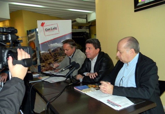 El jefe del Programa Coordinación Deportiva, Ricardo Becerra, junto al vicepresidente del Automóvil Club Argentino, Jorge Revello.