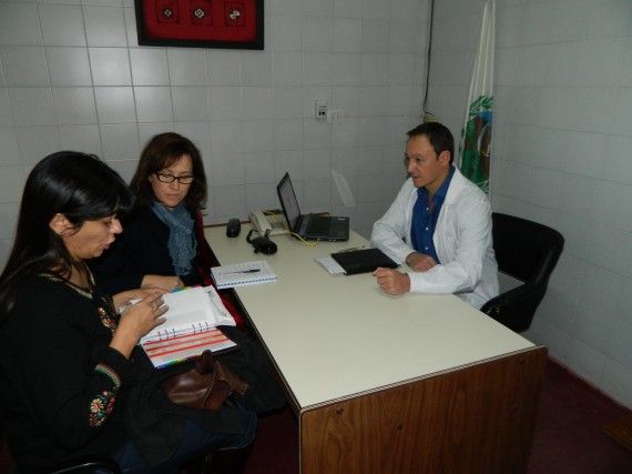 La ministra  de Salud, Teresa Nigra, fue recibida por el director del hospital, Daniel Aguilar.