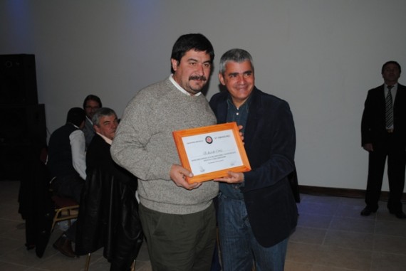 Jorge Díaz entregando la primera distinción al presidente de Sportivo Pringles, Eduardo Coria.