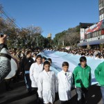 Los chicos desfilaron con la extensa bandera por las calles de la ciudad.