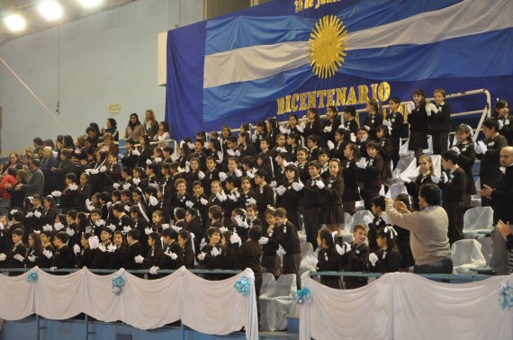 La jura de la bandera fue realizada por los alumnos del Instituto del Carmen.