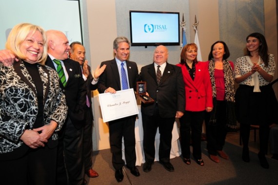 El gobernador de San Luis, CPN. Claudio Poggi, junto a miembros de la FISAL, quienes hicieron entrega del reconocimiento.