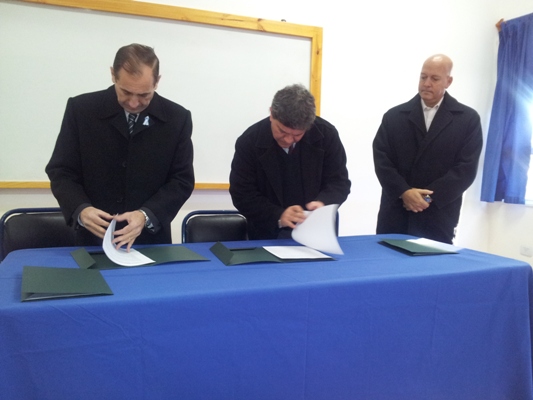 Alberto Montiel Díaz, y el rector Francisco Cáceres, firmaron un convenio de asistencia y cooperación en la implementación del proyecto ‘Comprometidos con la sociedad, educando en seguridad vial’. 