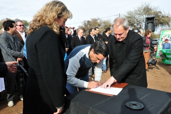 La firma del documento estuvo a cargo de la ministra de Deportes, María Celia Sánchez, y del presidente de la institución, Aníbal Sosa.