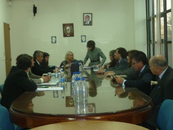 El ministro de Hacienda y Obras Públicas, José María Emer, en reunión con legisladores.