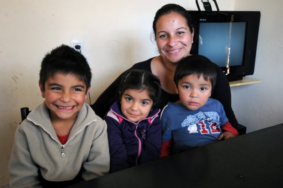 Lorena Agüero junto a sus hijos Emiliano, Ainara y Radamel.