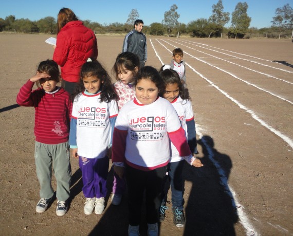 Alumnos de la localidad de Santa Rosa del Cantantal antes de las competencias.