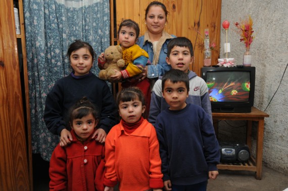 Gabriela Cora junto a sus 6 hijos.