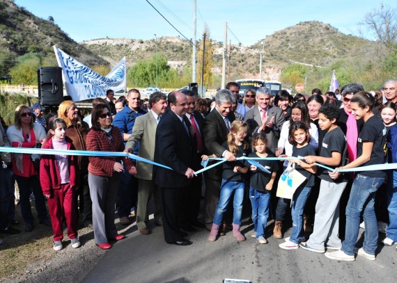 Con amplia participación de los vecinos, se inauguraron las obras de pavimentación de cinco calles urbanas.